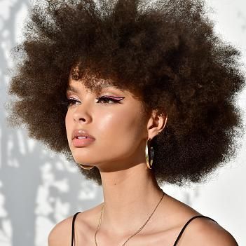 modelo con graphic eye liner