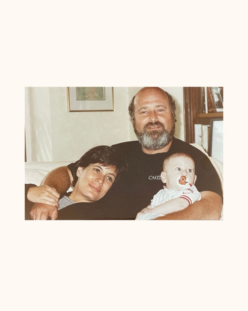 Jake Reiner junto a sus padres, en una imagen de su infancia