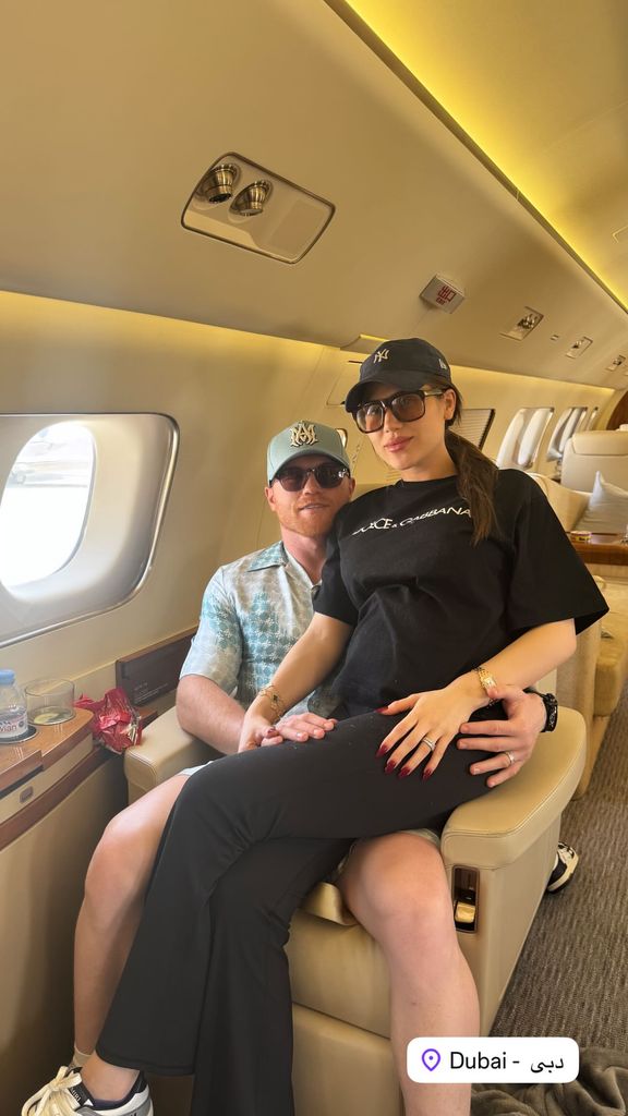 Saúl 'Canelo' Álvarez con Fernanda Gómez de camino a Dubái.