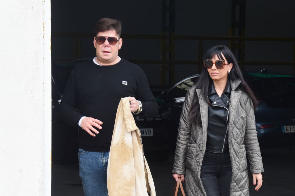 Lucas acompañado de su mujer durante el funeral de su hermano