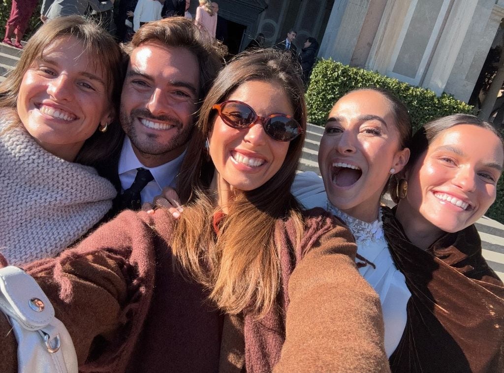 Los novios junto a Sara Baceiredo y Carla di Pinto, amigas de Coco