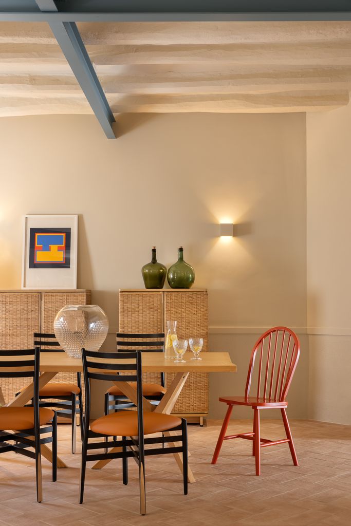 Sillas de comedor con barrotes, la de las cabeceras en un vibrante rojo