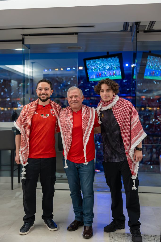 El rey Abdalá, en el medio, con sus dos hijos Hussein y Hashem