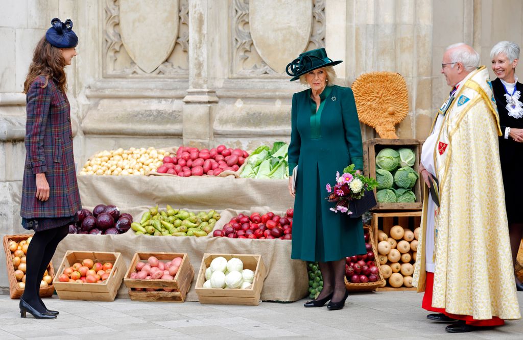 La reina Camilla en una imagen de archivo, posando junto a un puesto de verduras
