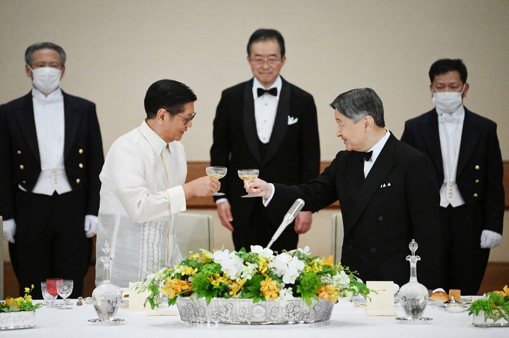 El emperador Naruhito y el presidente filipino Marcos Jr. durante el banquete de Estado en el Palacio Imperial de Tokio 