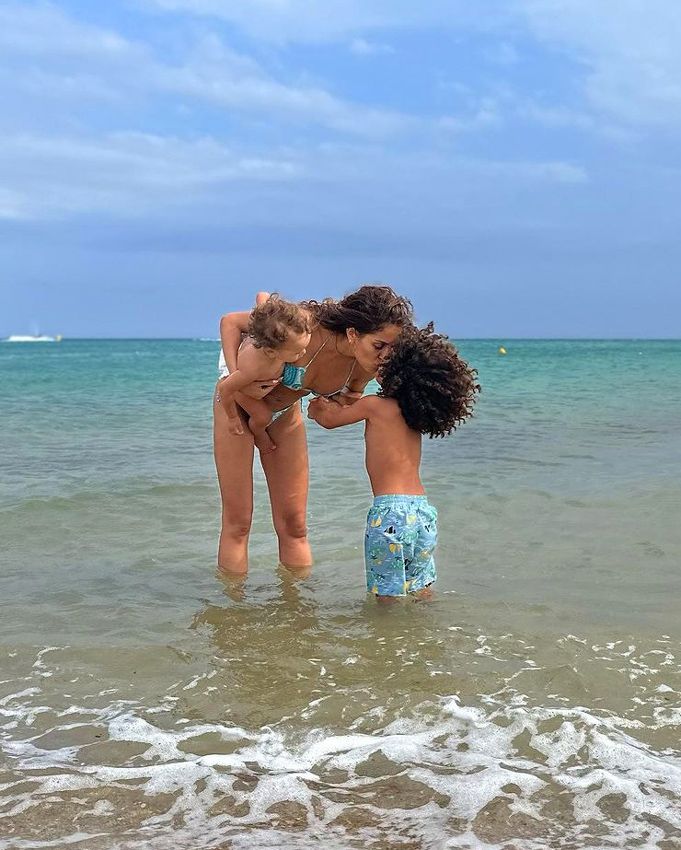 Hiba Abouk con sus dos hijos