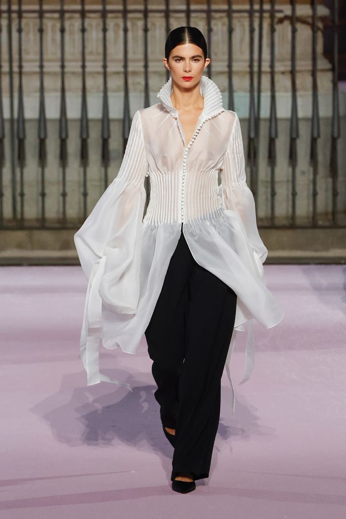 La camisa blanca estuvo presente en el desfile Primavera/Verano 2026 de Carolina Herrera, celebrado en Madrid