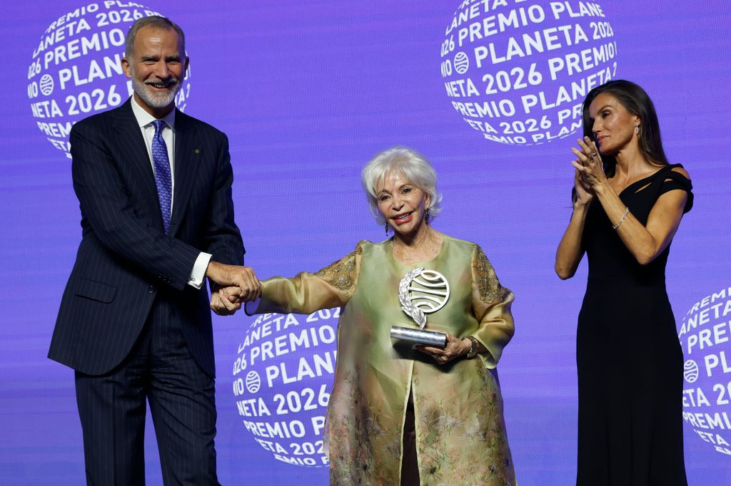 Los reyes Felipe y Letizia junto a la flamante ganadora Isabel Allende tras ganar el Premio Planeta 2026, el 15 de octubre en Barcelona
