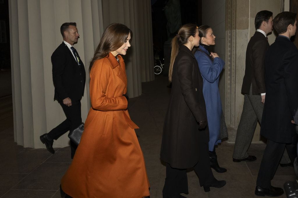 La reina Mary de Dinamarca, con un abrigo naranja