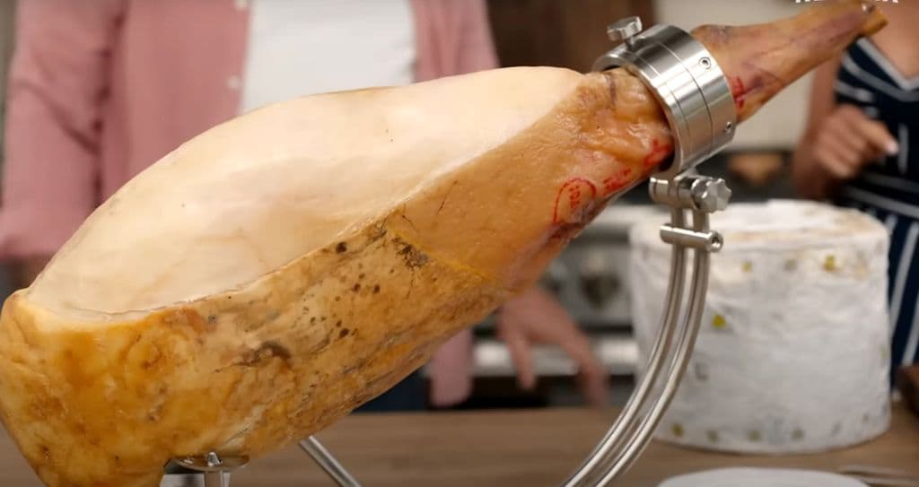 El cocinero trae consigo un jamón ibérico y un queso azul que él mismo elabora en colaboración con la quesería asturiana Rey Silo (y que lleva el nombre de Marisa, en homenaje a su madre). 