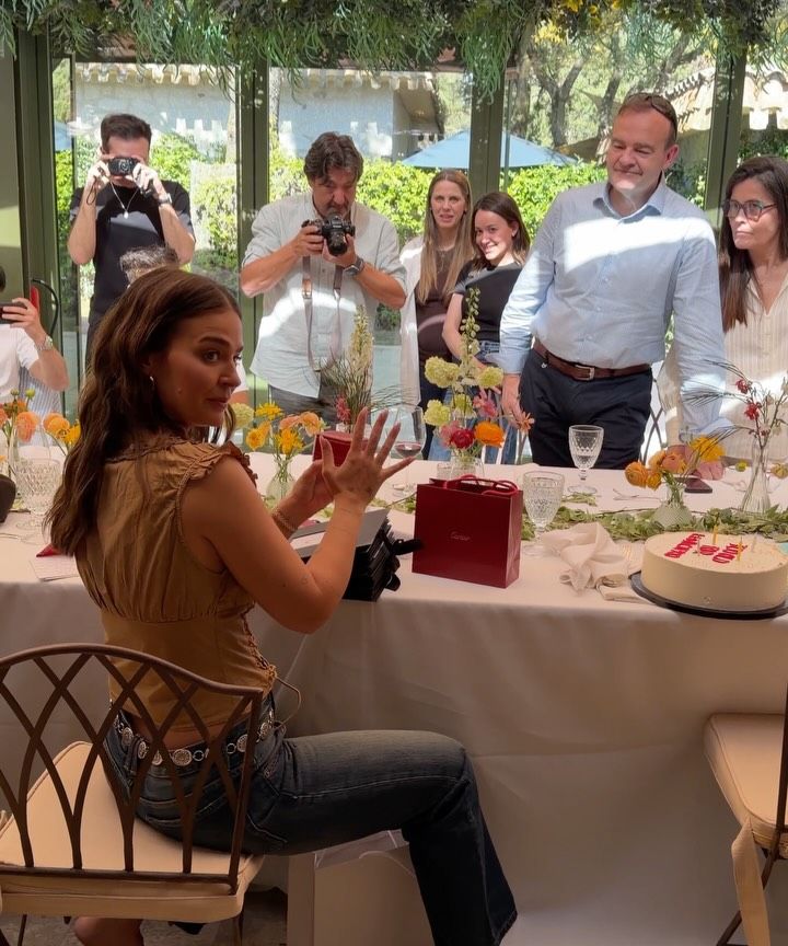 Laura Escanes celebrando su 30 cumpleaños con sus amigos y su familia