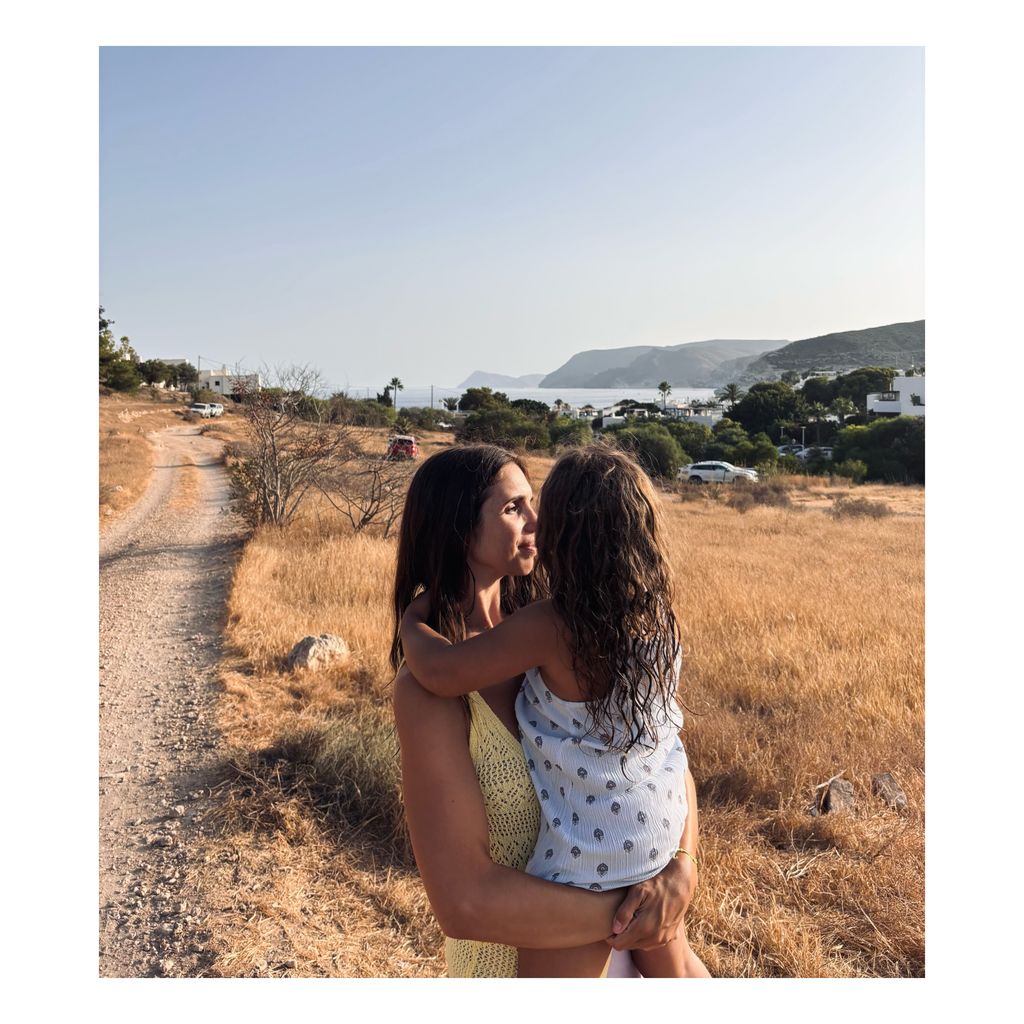 Elena con su hija Nala en brazos