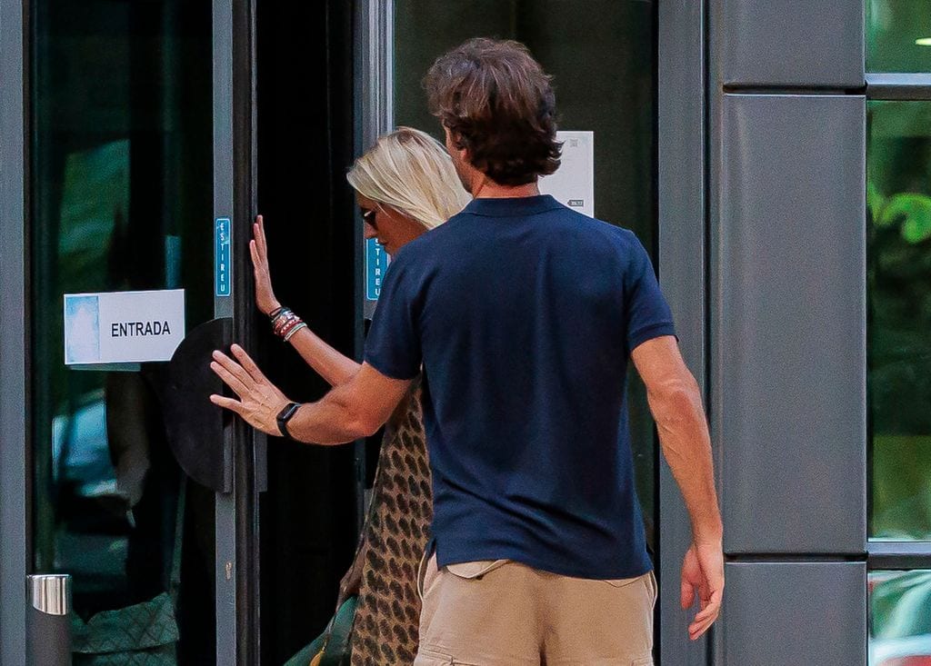Carlos Moyá y Carolina Cerezuela visita a su amigo Jaime Anglada el 18 de agosto de 2025 en el hospital Son Espases