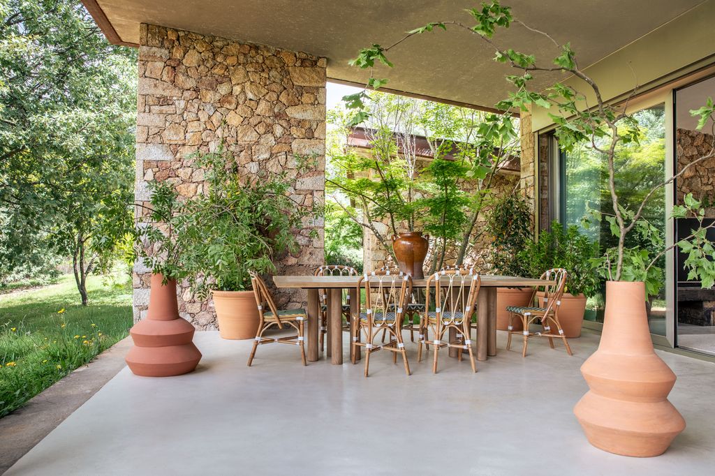 La casa de Nuria Roca en Candeleda: el espectacular porche exterior
