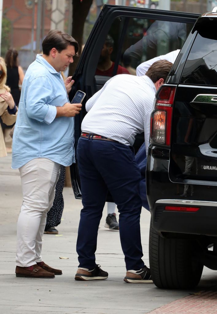 Imagen en exclusiva. Roca es ayudado por miembros de su cuadrilla para subir al coche