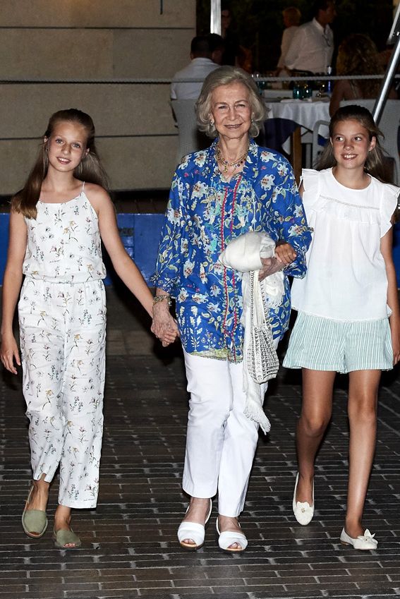 Doña Sofía con sus nietas, la princesa Leonor y la infanta Sofía