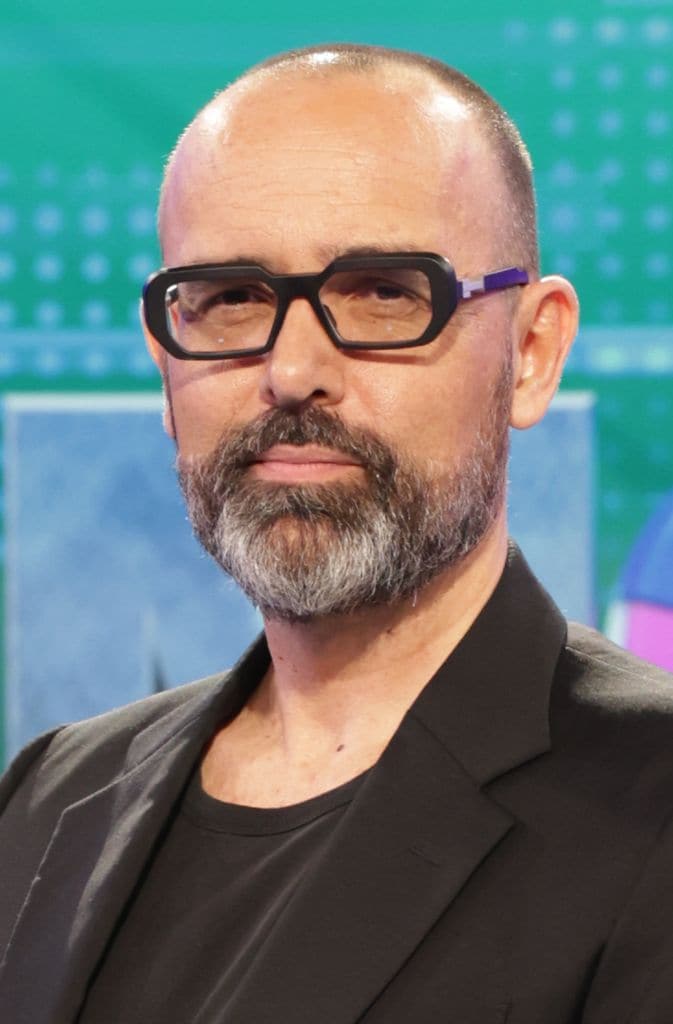 Primer plano de Risto Mejide con blazer negra