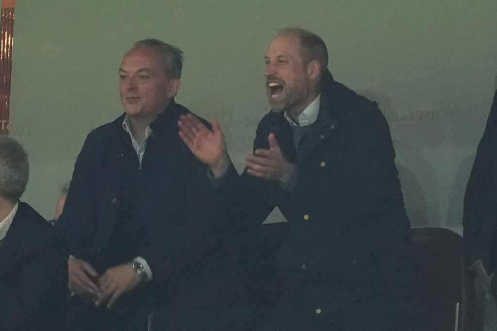 El príncipe Guillermo, aplaudiendo al Aston Villa