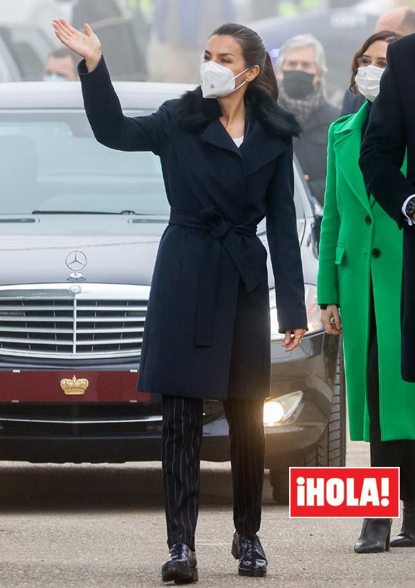 Letizia con abrigo cruzado