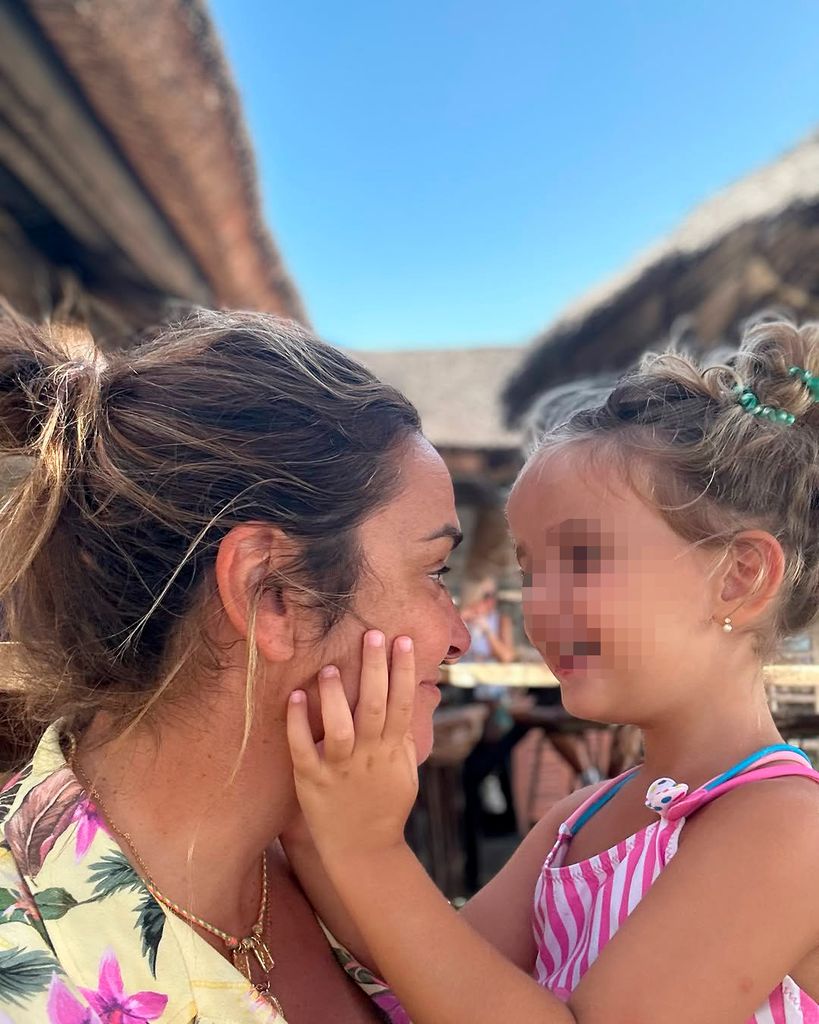 La hija de Toñi ya tiene siete años, y sigue siendo su principal pilar