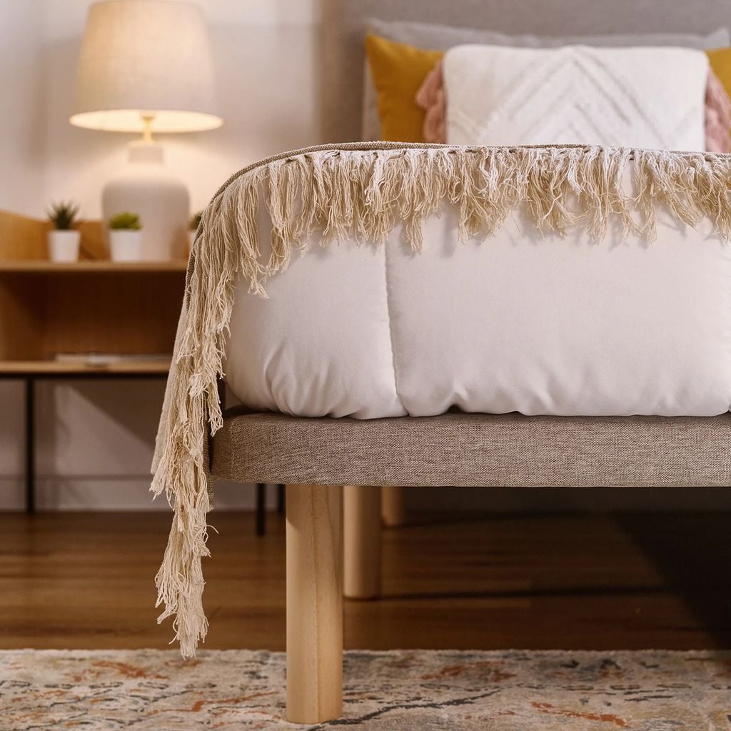 Cama con base tapizada