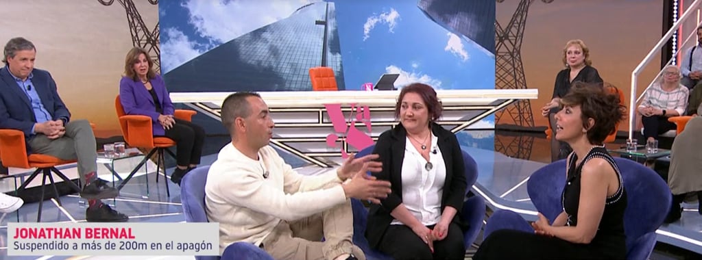 Jonathan y su mujer Conchi conversando con Sonsoles Ónega