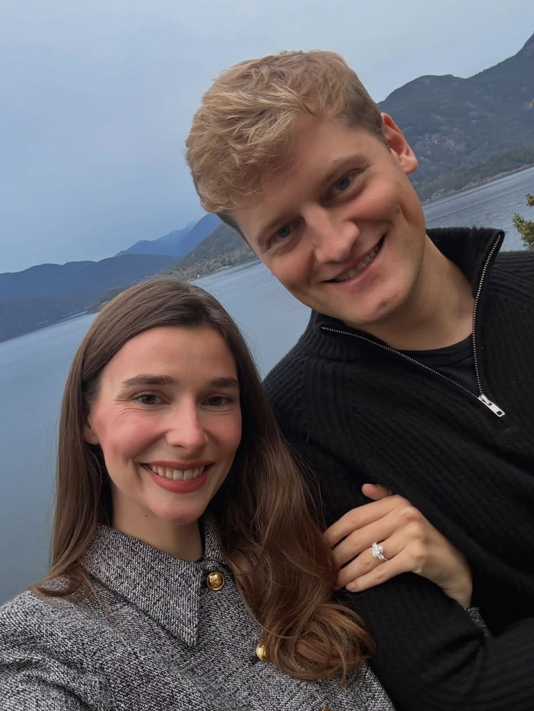 Alexandra de Leiningen, en una romántica imagen tomada tras la pedida de mano en Canadá, posa sonriente junto a su prometido, Everett