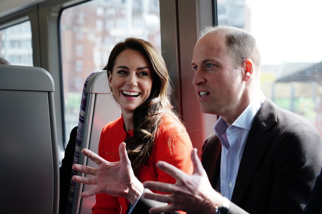 El Príncipe Guillermo, Príncipe de Gales, y Kate, Princesa de Gales, viajan en la Línea Elizabeth del Metro de Londres, en el centro de Londres, de camino a visitar el pub Dog & Duck en Soho para saber cómo se está preparando para la coronación del Rey Carlos III y la Reina Consorte, el 4 de mayo de 2023 en Londres, Inglaterra.