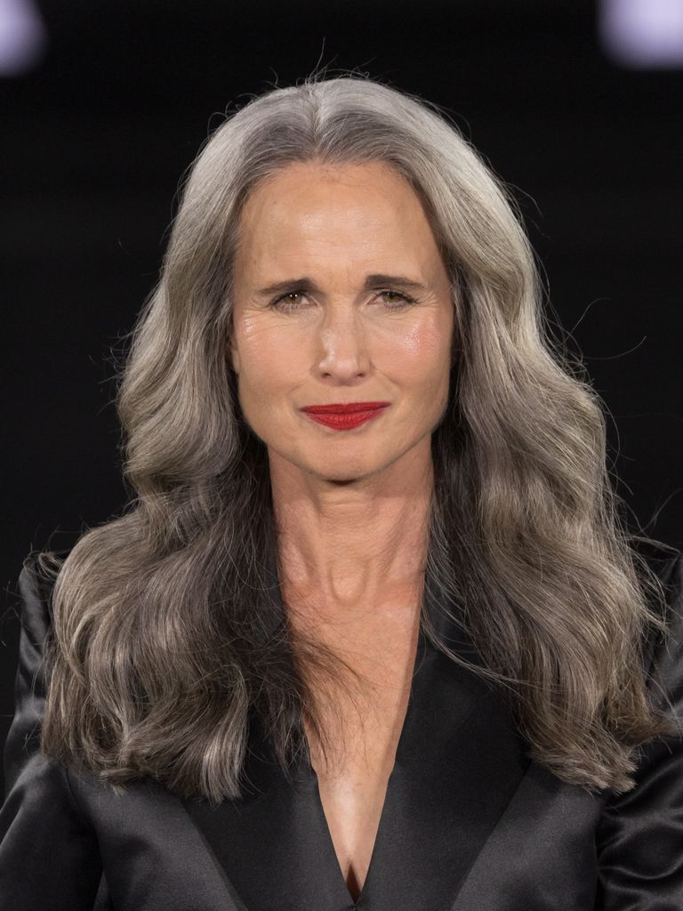 Andie McDowell luce sus canas con orgullo. 