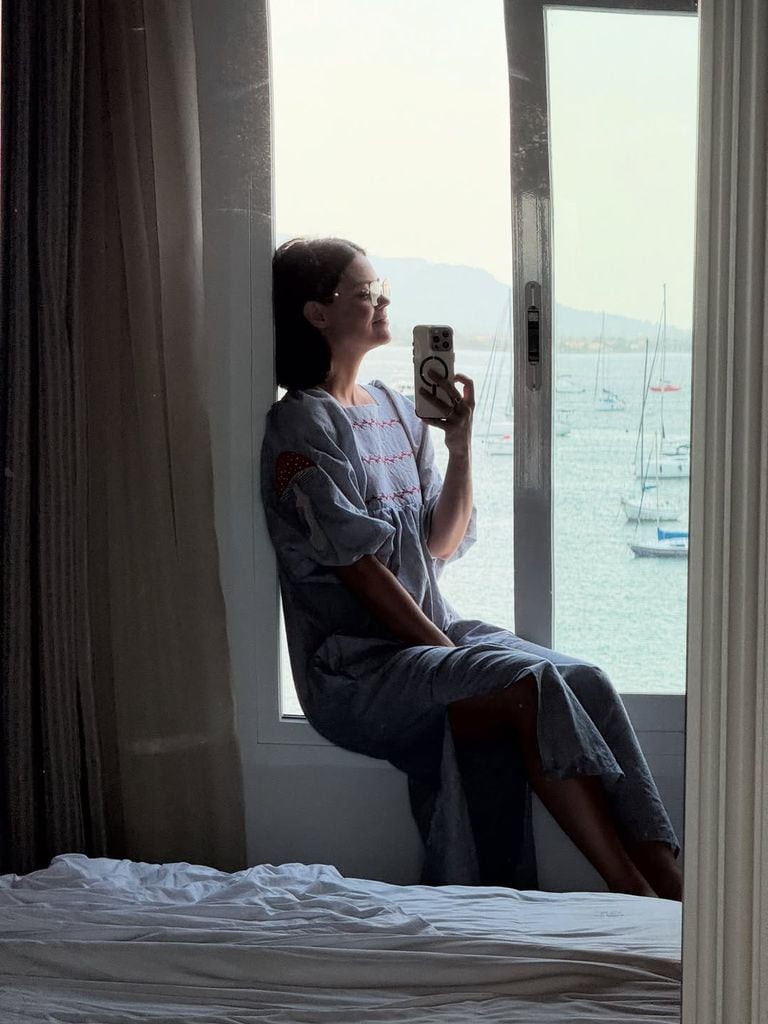 Isabelle Junot deslumbra en sus vacaciones con un vestido de Maravic y bailarinas de The Row