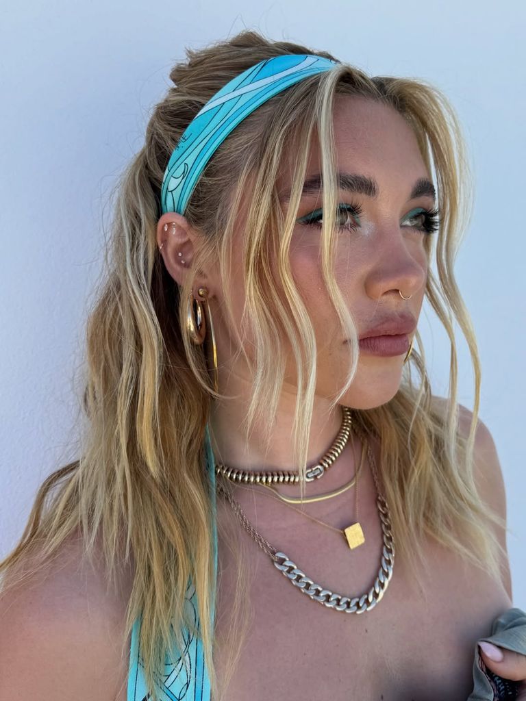 El maquillaje coordinado con su atuendo eleva la composición de ambas cosas.