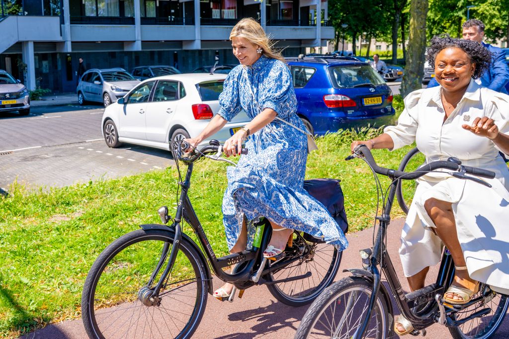 Máxima de Holanda desafía todas las reglas yendo en bici con vestido y tacones