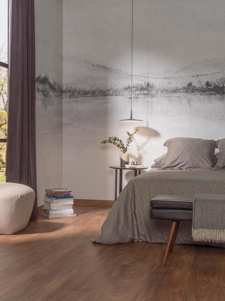 Dormitorio con suelo de madera