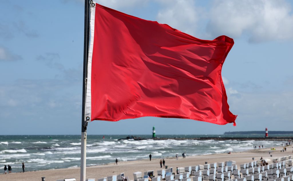 Bandera roja en una playa del mar Báltico