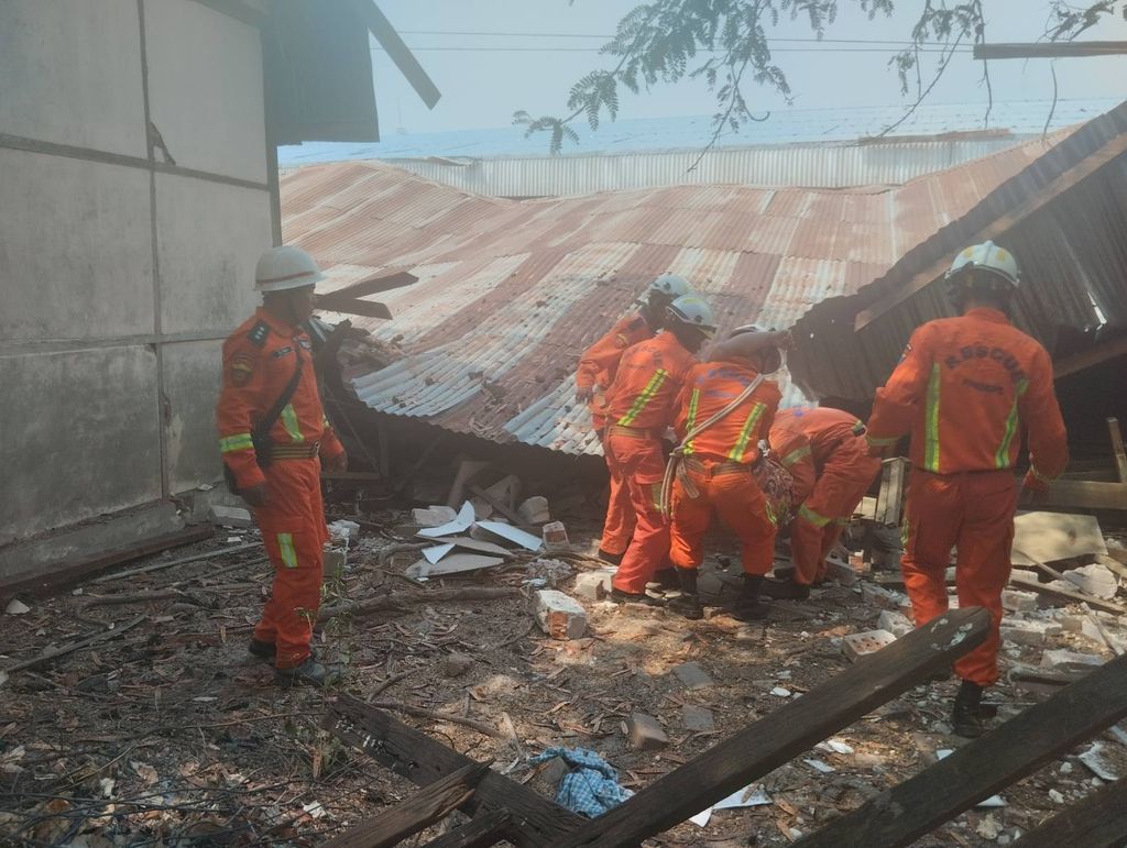 El Departamento de Bomberos de Myanmar continúa con las operaciones de búsqueda y rescate de emergencia tras el fuerte seísmo, que ha sacudido Sagaing, en el centro de Myanmar, el 28 de marzo de 2025.  