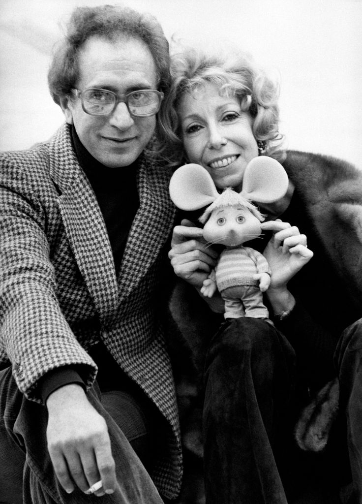 Peppino Mazzullo junto a Maria Perego, creadora de Topo Gigio, con la popular marioneta en sus manos durante un encuentro en Roma en los años 70