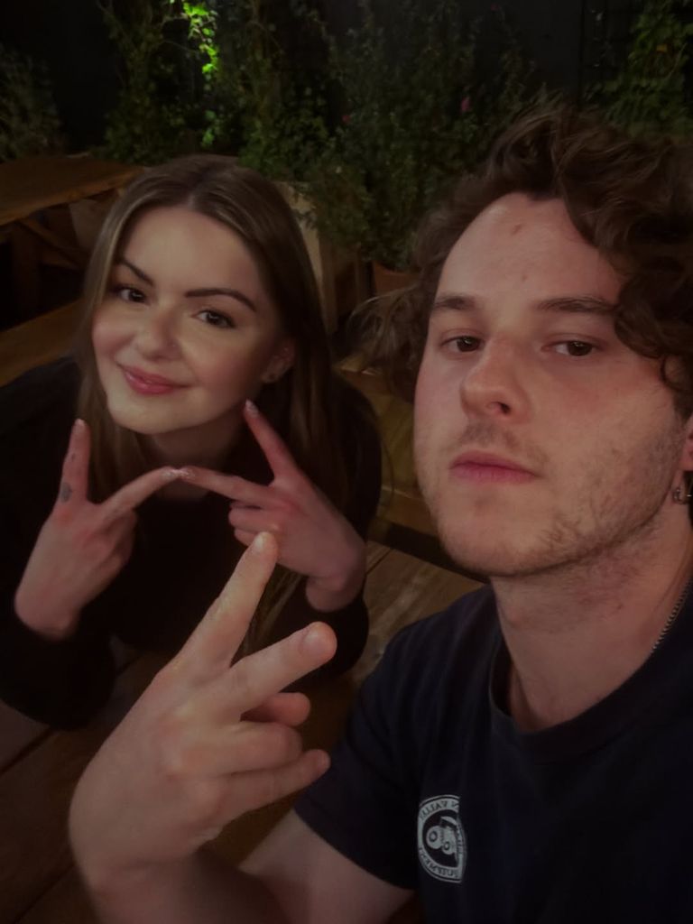 Cuando está en Los Angeles, Ariel comparte piso con Nolan Gould, que inteprretaba a su hermano Luke en 'Modern Family'