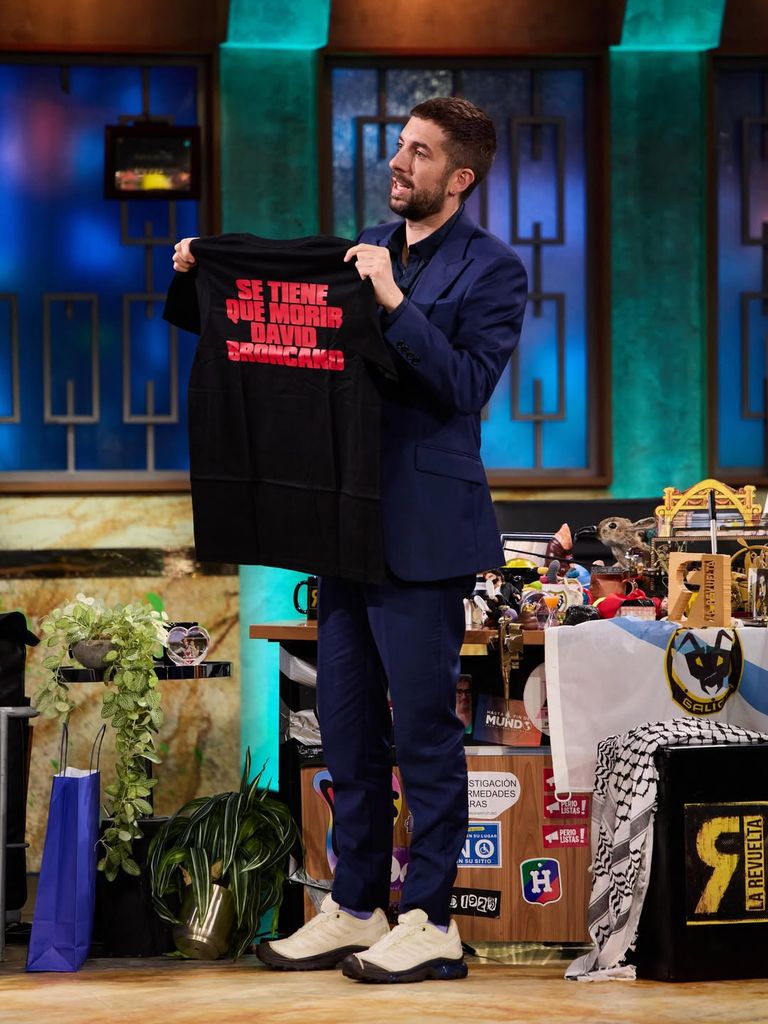 Broncano con el regalo de sus invitadas