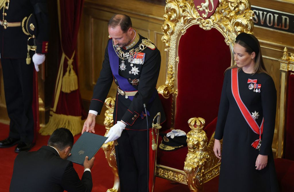 La princesa heredera Ingrid Alexandra de Noruega (d) observa a su padre, el rey Haakon VIII (c), mientras recibe el documento para prestar juramento ante la Constitución durante la ceremonia celebrada en la Cámara Principal del Parlamento noruego, el Storting, en Oslo, el 1 de septiembre de 2026