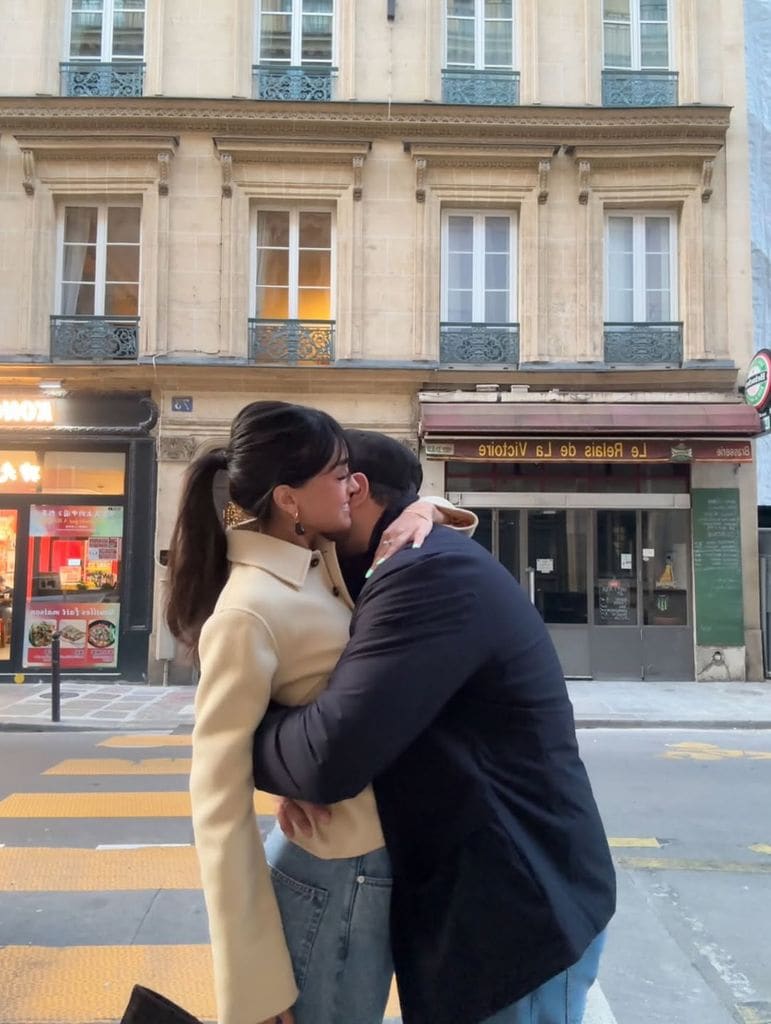 El joven matrimonio tomó una clase de baile para la noche de máscaras en el palacio.