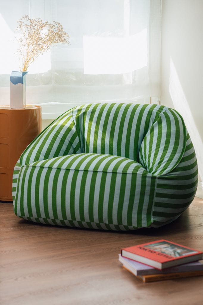 Sillón-puf tapizado a rayas
