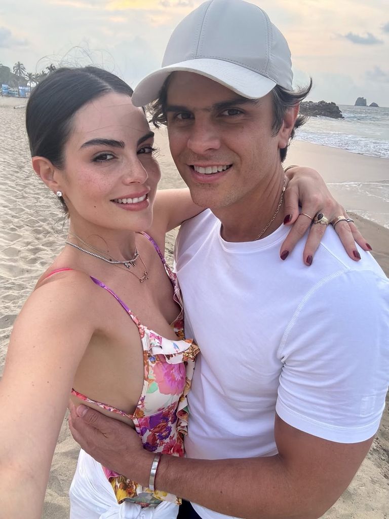 Ximena y Juan Carlos en la playa celebrando el cumpleaños de él.