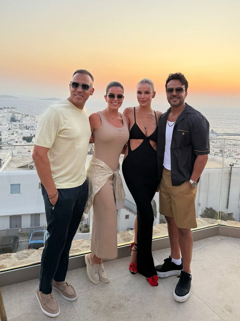 Luis Fonsi y su mujer disfrutan, junto a unos amigos, de unas vacaciones paradisíacas en Mykonos