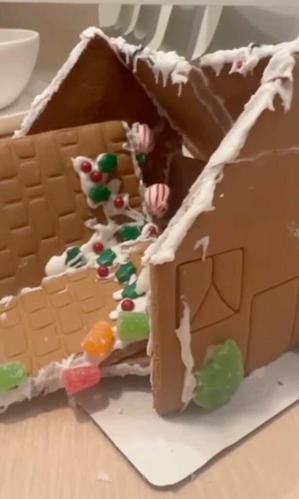 Shakira gingerbread house
