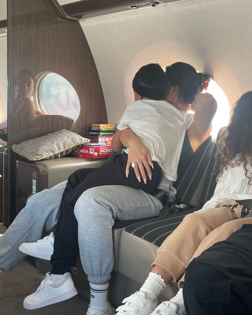 Georgina Rodríguez viajó a Nueva York con sus hijos y compartió una postal tomada durante su vuelo.