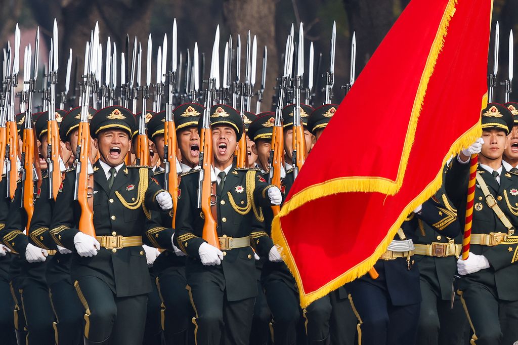 Tropas militares en la bienvenida oficial a los Reyes a China