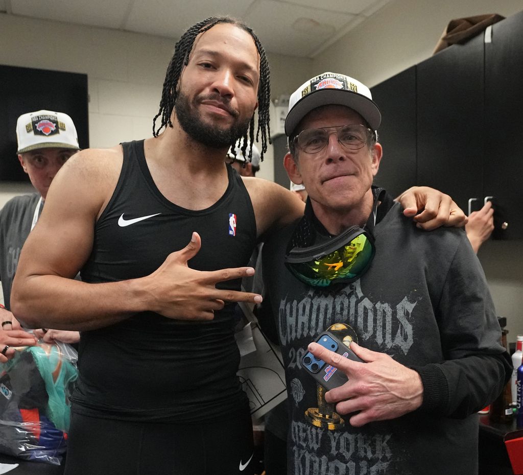 Al igual que Timothée Chalamet, Stiller no dudó en visitar el vestuario tras la victoria de los Knicks, haciéndose una foto con Jalen Brunson, el '11' del equipo neoyorquino