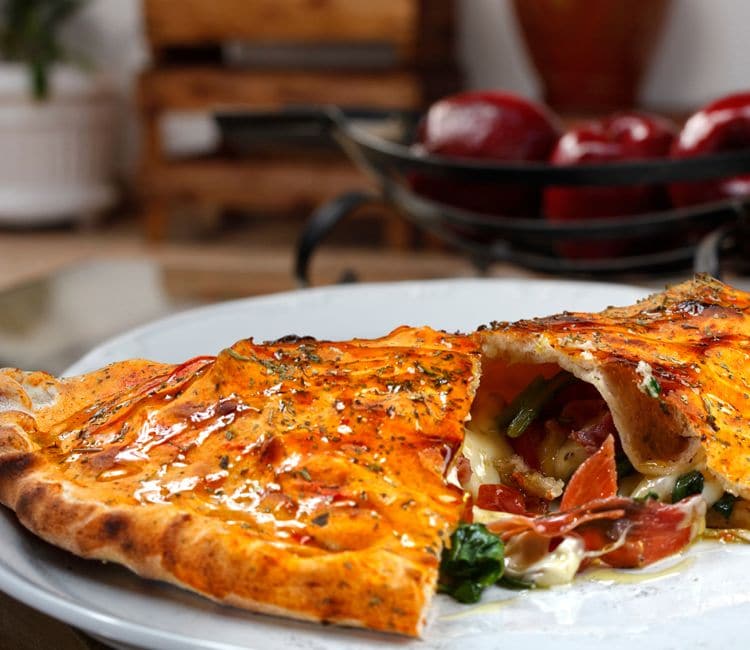 'Pizza calzone' rellena de verduras y jamón serrano