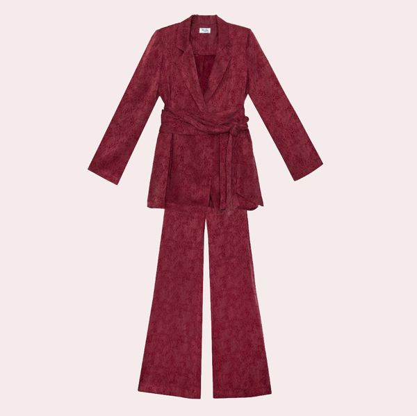 Blazer de mujer entallada con fajín y pantalones campana The Are