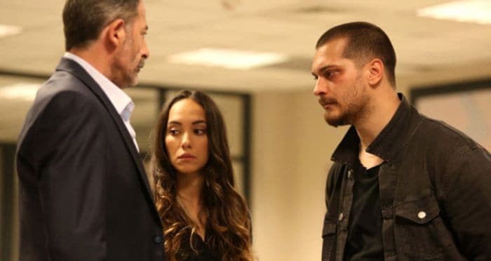 Çagatay Ulusoy salió durante tres años salió con su compañera de 'İçerde' Duygu Sarışın